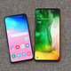 El Galaxy S10 y el Galaxy S10+, de izquierda a derecha.